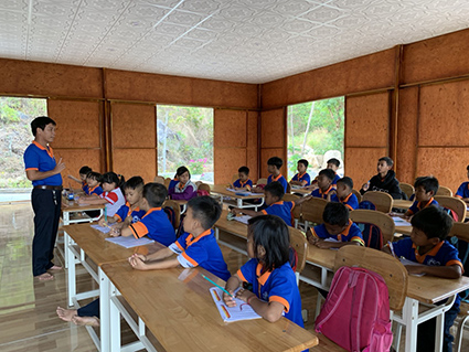 Lớp học tình thương nhận xóa mù chữ cho 27 trẻ em có ba mẹ lao động tại bãi rác Tóc Tiên.