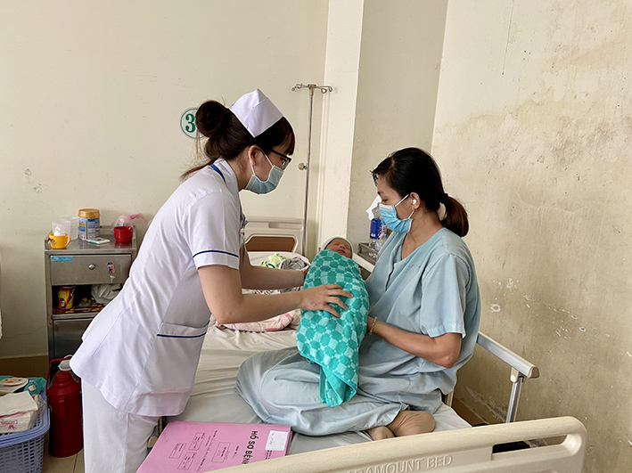 Nhân viên y tế Bệnh viện Bà Rịa hướng dẫn sản phụ chăm sóc con sau sinh.