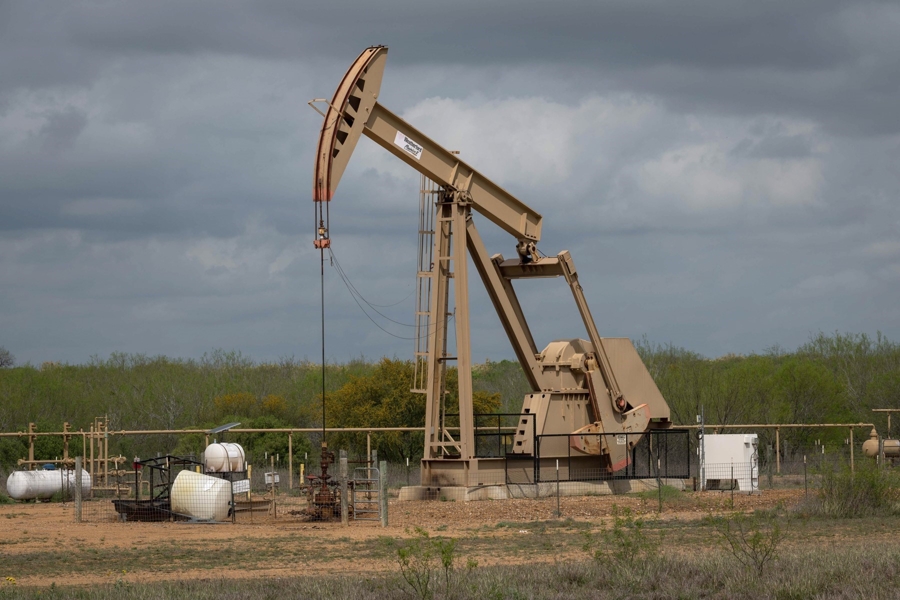 Một cơ sở khai thác dầu ở Cotulla, bang Texas (Mỹ). 