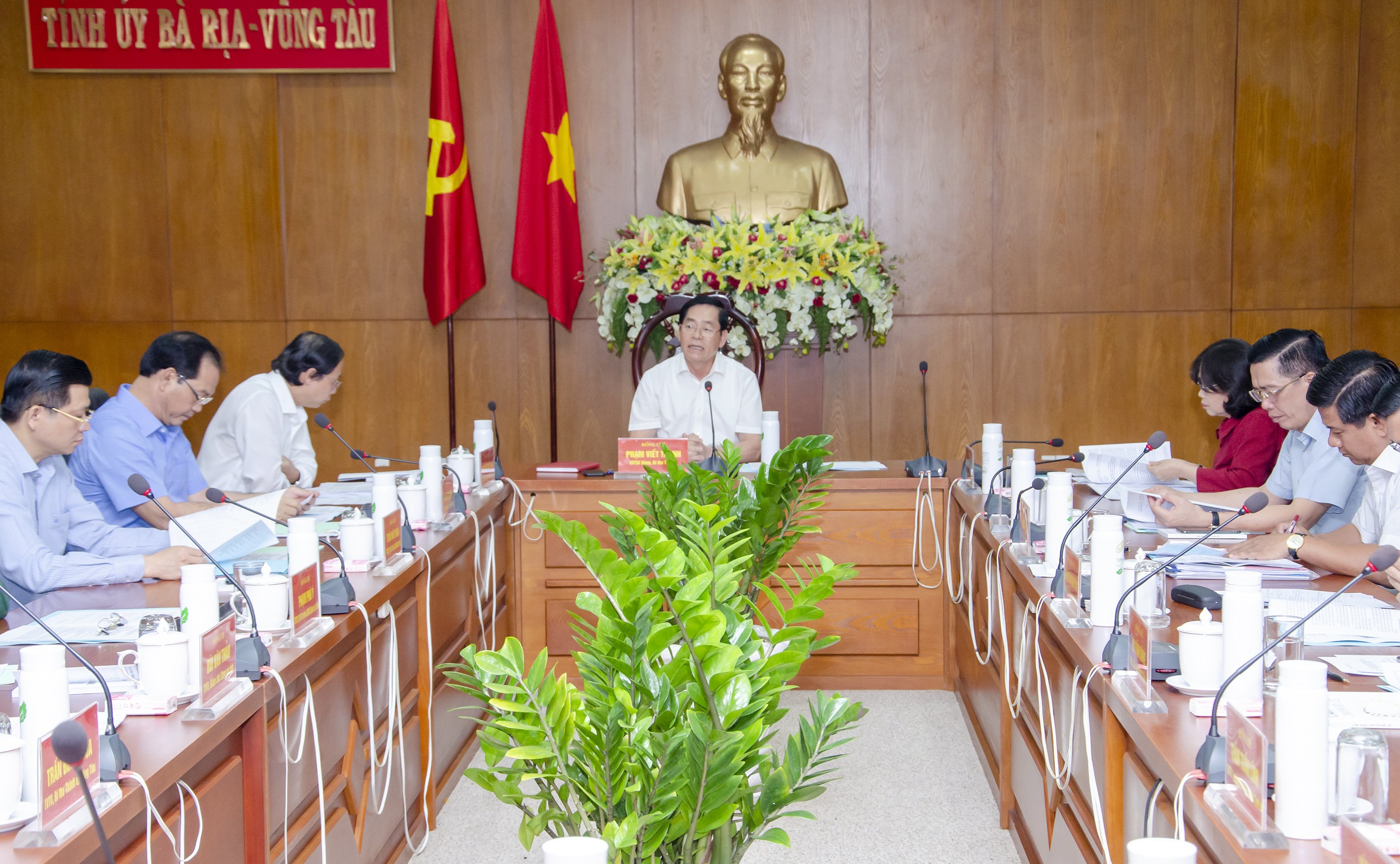 ông Phạm Viết Thanh, Ủy viên Trung ương Đảng, Bí thư tỉnh ủy, Trưởng Ban Chỉ đạo bầu cử tỉnh chủ trì cuộc họp.