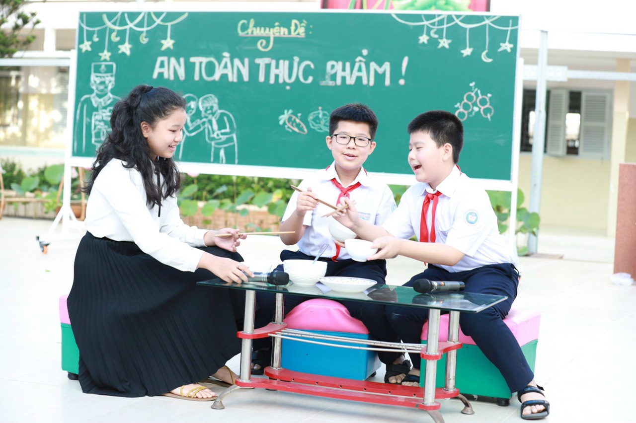Các thành viên CLB Kịch nói với vở kịch tuyên truyền về An toàn thực phẩm.