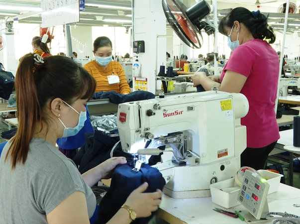 Các DN ngành dệt may vẫn phải nhập khẩu 80% nguyên phụ liệu để sản xuất. Trong ảnh: Công nhân may quần áo xuất khẩu tại Công ty TNHH Twinkle Việt Nam (KCN B1 Conac Mỹ Xuân, TX. Phú Mỹ).
