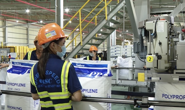 Sản xuất hạt nhựa PP tại Công ty TNHH hóa chất Hyosung - một trong những dự án CNHT của tỉnh.
