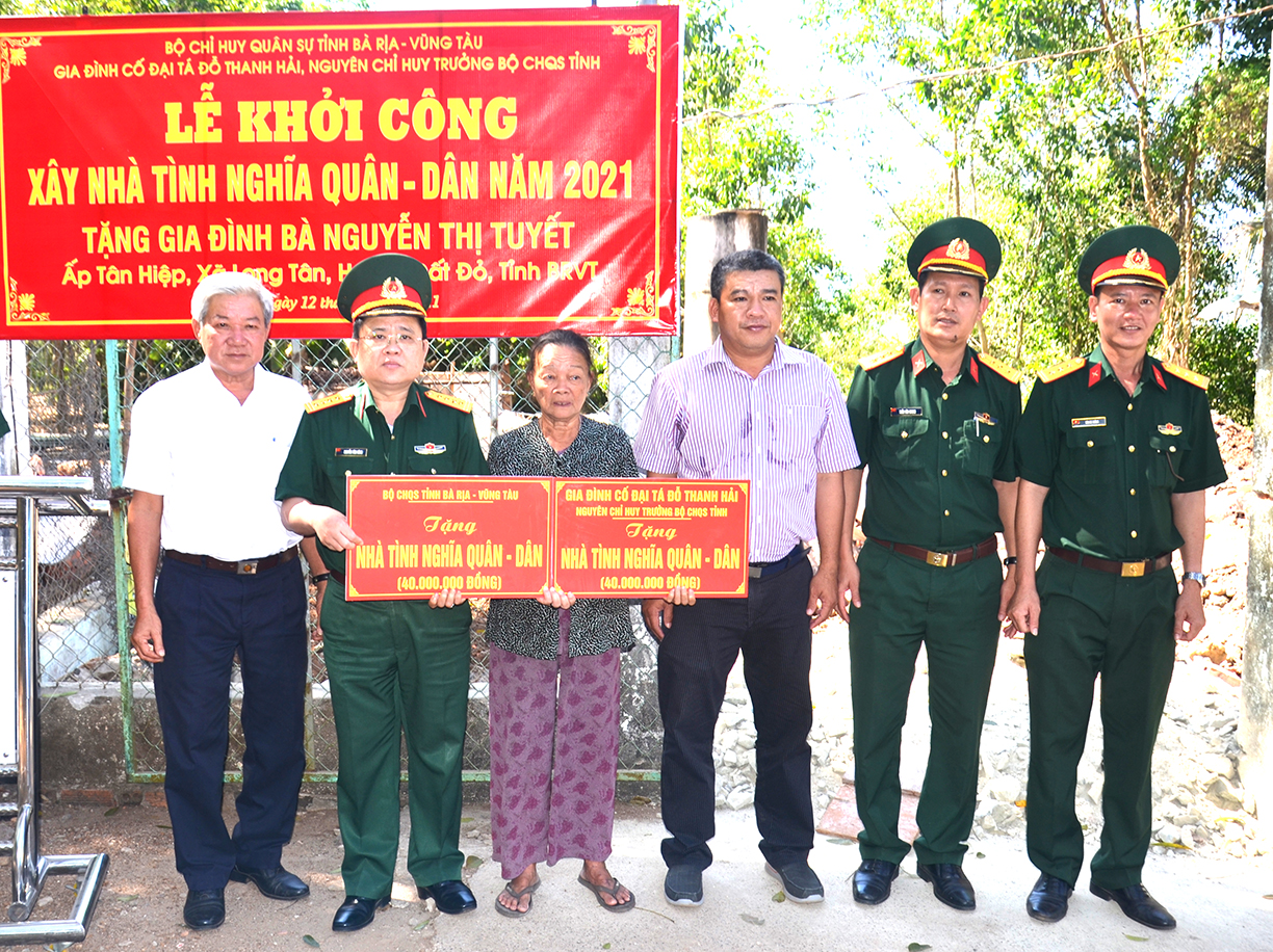 Đại diện Bộ CHQS tỉnh và gia đình cố Đại tá Đỗ Thanh Hải trao tiền hỗ trợ xây nhà cho gia đình bà Nguyễn Thị Tuyết.