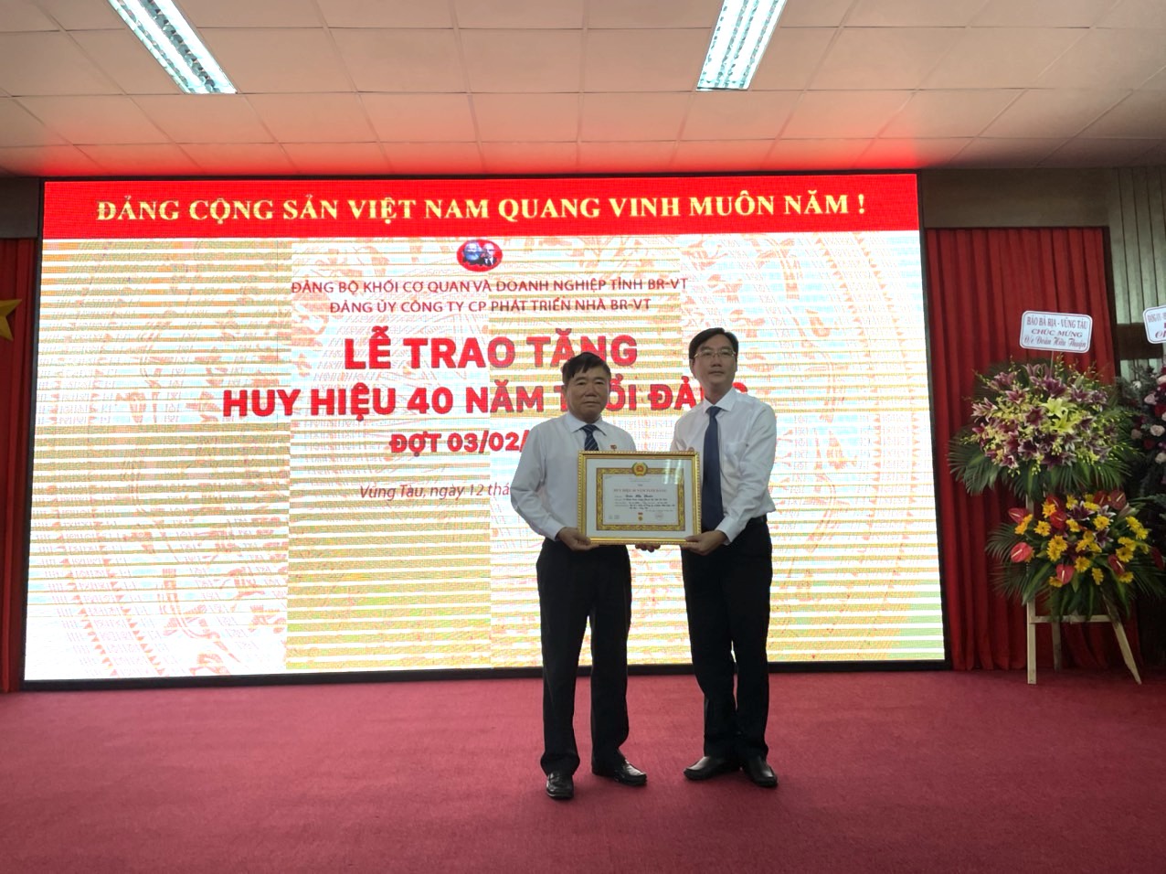 Ông Nguyễn Trường Giang, Phó Bí thư Đảng ủy Khối Cơ quan và Doanh nghiệp tỉnh trao quyết định tặng Huy hiệu 40 năm tuổi Đảng cho ông Đoàn Hữu Thuận.