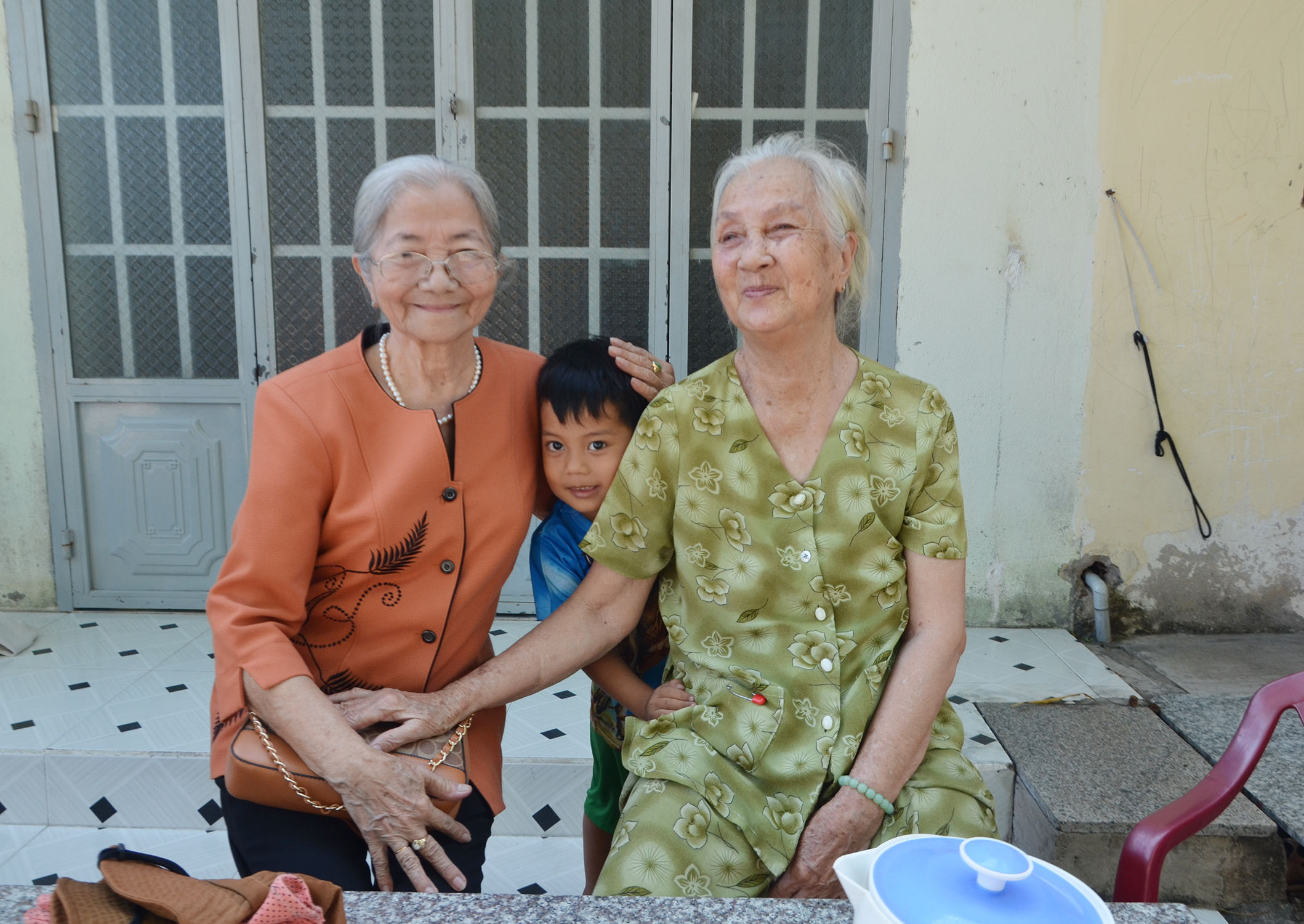 Nụ cười đôn hậu của bà Nguyễn Thị Xuân Hòa (trái) và bà Trần Thị Mai - người được bà Hòa cho ở miễn phí gần chục năm qua.