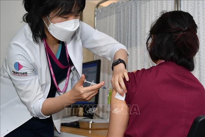 Nhân viên y tế tiêm vaccine phòng COVID-19 cho người dân tại Seoul, Hàn Quốc.