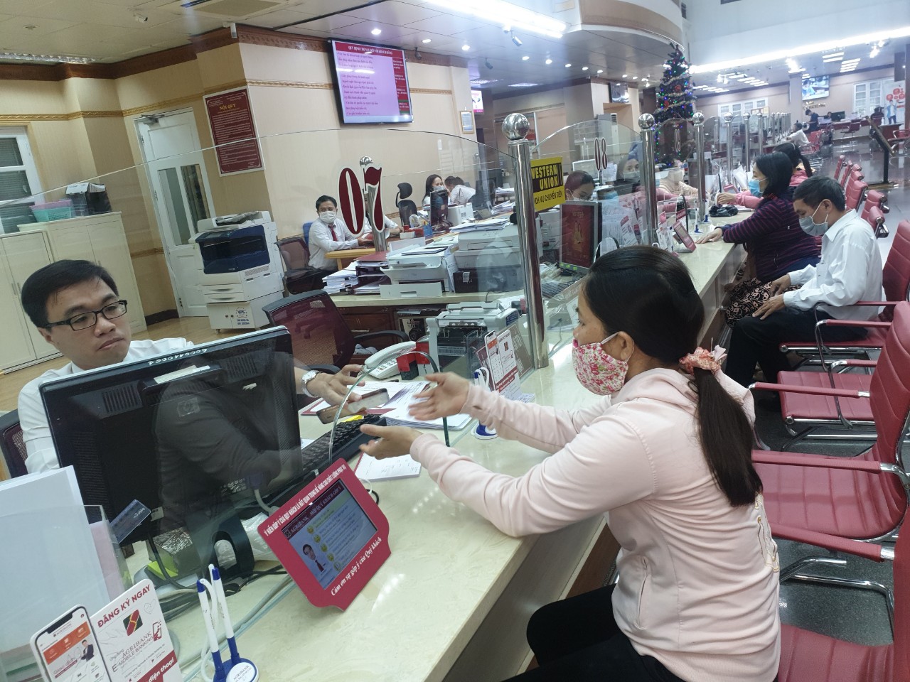 Khách hàng giao dịch tại Agribank Chi nhánh BR-VT.