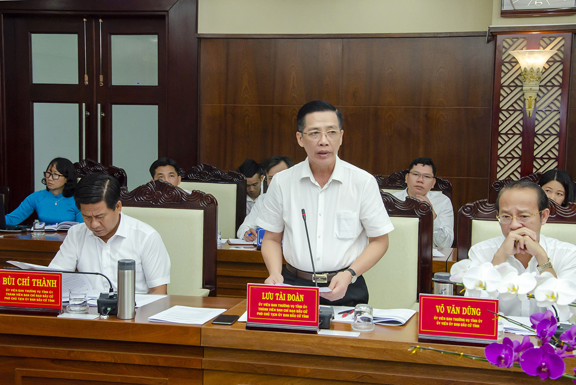 Ông Lưu Tài Đoàn, Ủy viên Ban Thường vụ Tỉnh ủy, thành viên Ban Chỉ đạo bầu cử, Phó Chủ tịch Ủy ban bầu cử tỉnh phát biểu cho ý kiến về các dự thảo báo cáo trình bày tại Phiên họp.