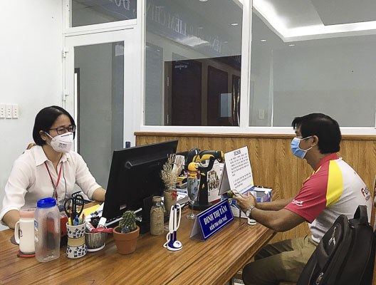 Người dân làm thủ tục quyết toán thuế tại Cục thuế tỉnh.