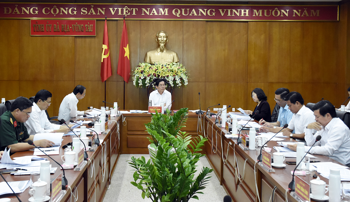 Ông Phạm Viết Thanh, Ủy viên Trung ương Đảng, Bí thư Tỉnh ủy chủ trì cuộc họp Ban Thường vụ Tỉnh ủy.