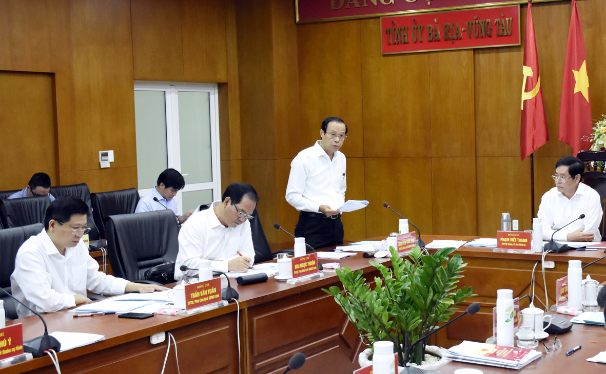 Ông Nguyễn Văn Thọ, Phó Bí thư Tỉnh ủy, Chủ tịch UBND tỉnh cho ý kiến về dự thảo Kế hoạch của Ban Thường vụ Tỉnh uỷ thực hiện Nghị quyết số 50-NQ/TW của Bộ Chính trị.