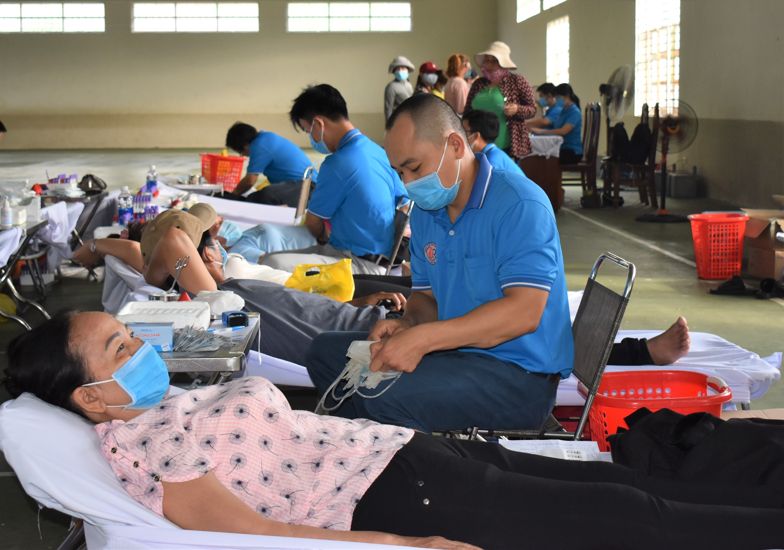 Người dân huyện Long Điền tham gia Ngày hội “Hiến máu tình nguyện”.
