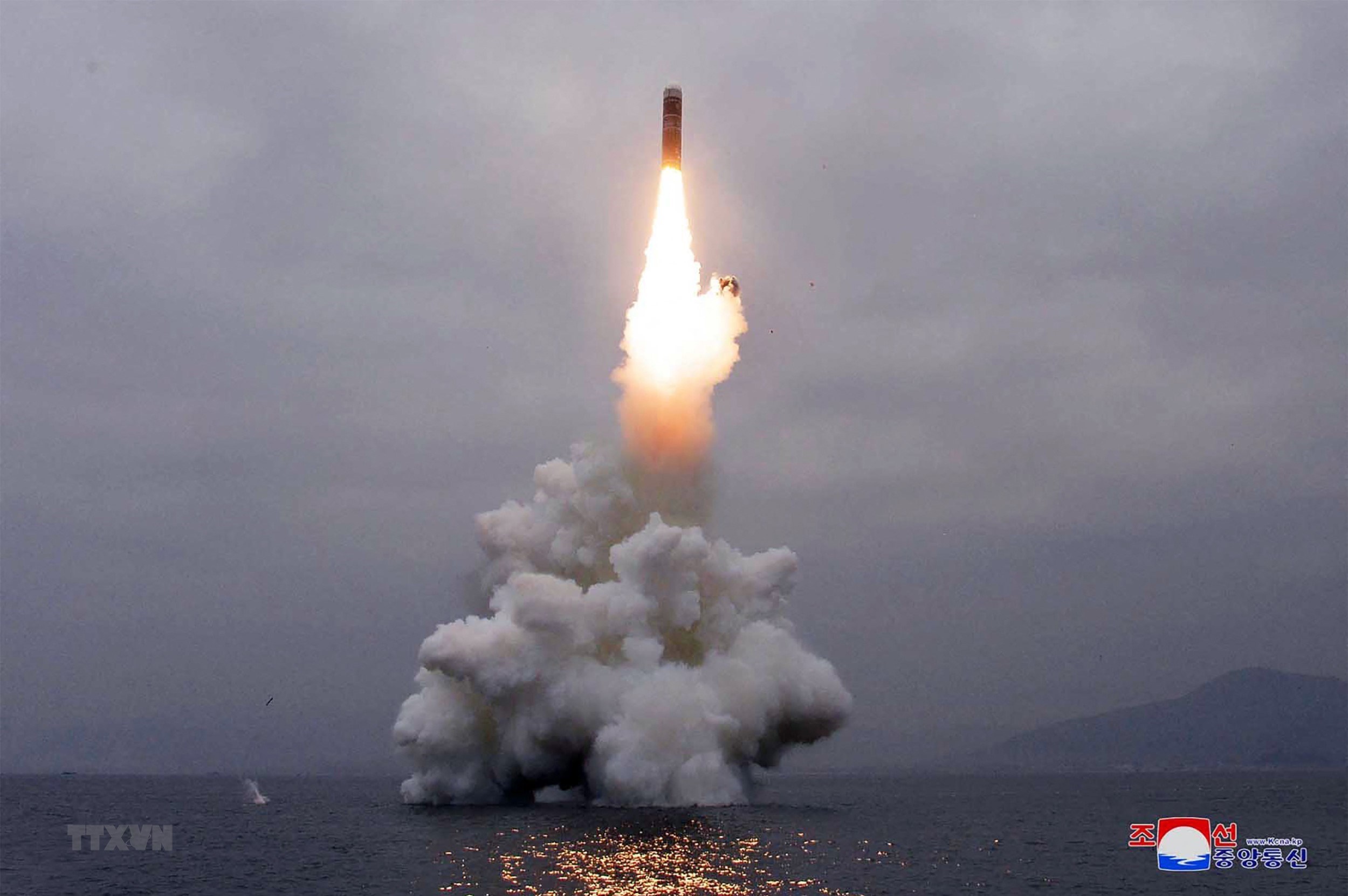 Tên lửa kiểu mới Pukguksong-3 của Triều Tiên được phóng thử nghiệm từ tàu ngầm ở ngoài khơi Vịnh Wonsan.