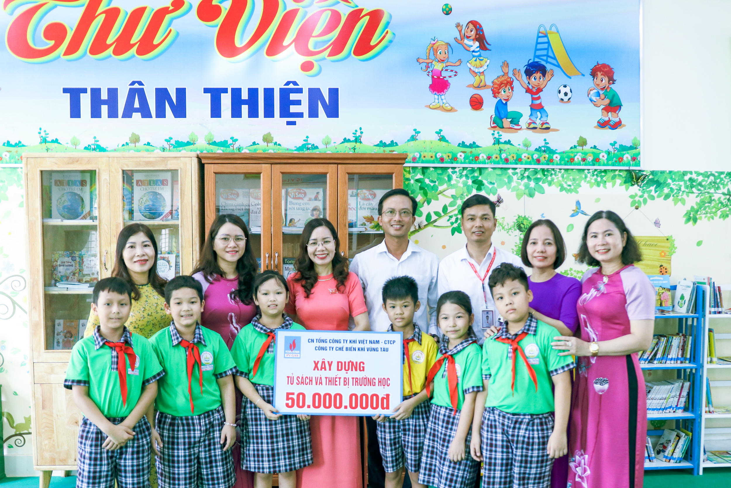 Đại diện Lãnh đạo và người lao động KVT trao tặng tủ sách cho trường Quang Trung.