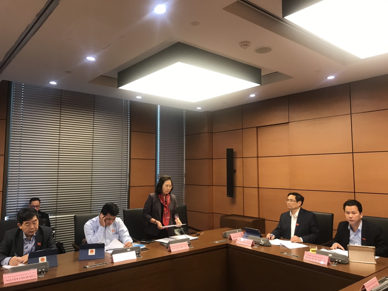 Đại biểu Nguyễn Thị Yến (Đoàn Bà Rịa - Vũng Tàu) phát biểu tại buổi thảo luận tổ.  Ảnh: HUỲNH KHÁNG