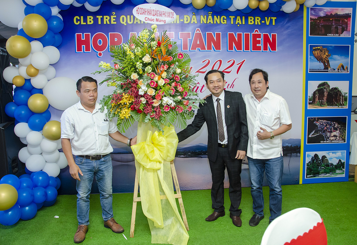 Hội DN Quảng Nam phía Nam - QNB tặng hoa chúc mừng CLB trẻ đồng hương Quảng Nam - Đà Nẵng tại BR-VT nhân dịp Họp mặt mừng Xuân Tân Sửu 2021 và kỷ niệm 14 năm Ngày thành lập.