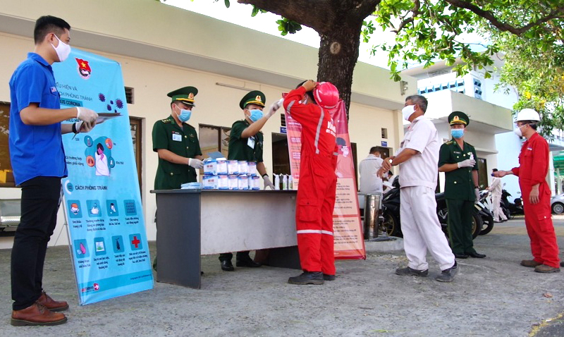 Cán bộ, chiến sĩ Ban Chỉ huy Biên phòng cửa khẩu cảng BR-VT kiểm tra  người lao động ra vào tại cảng PTSC (TP.Vũng Tàu).