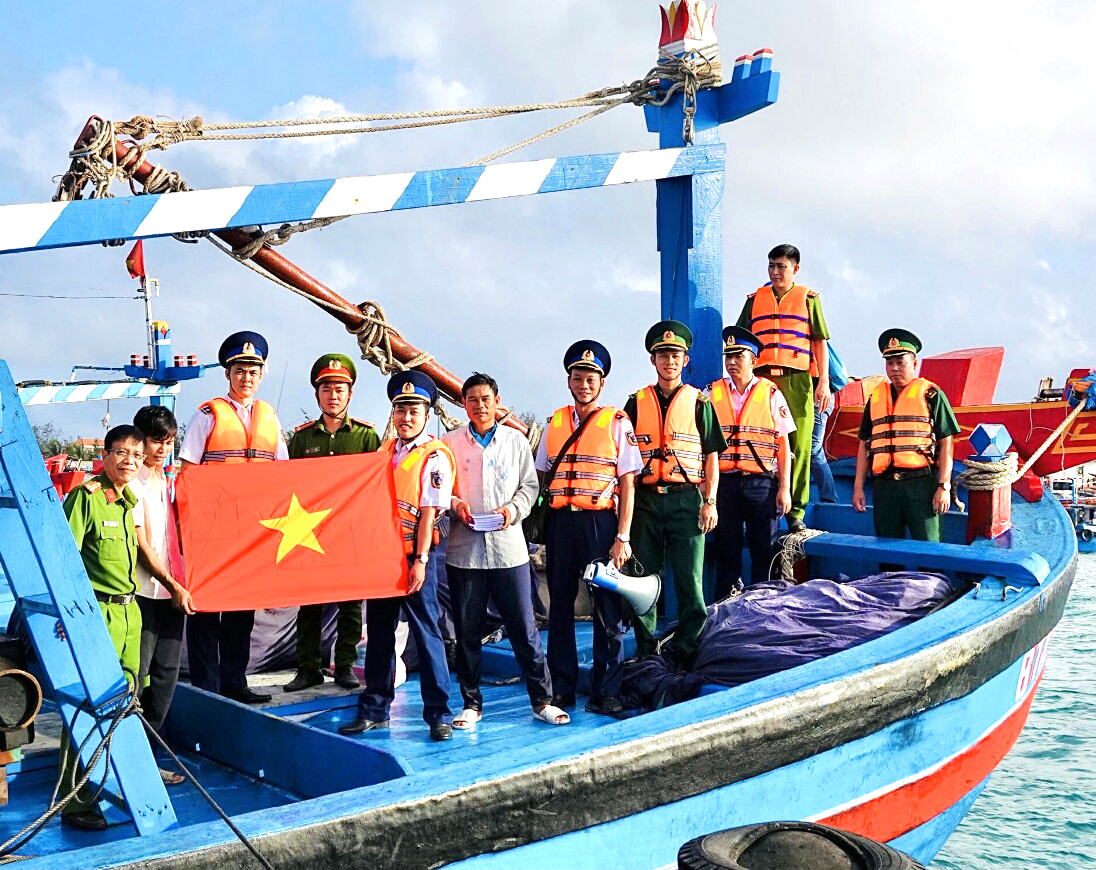 Đoàn Đặc nhiệm phòng chống tội phạm ma tuý số 3 trao tặng cờ Tổ quốc cho các chủ tàu thuyền huyện đảo Phú Quý, tỉnh Bình Thuận.
