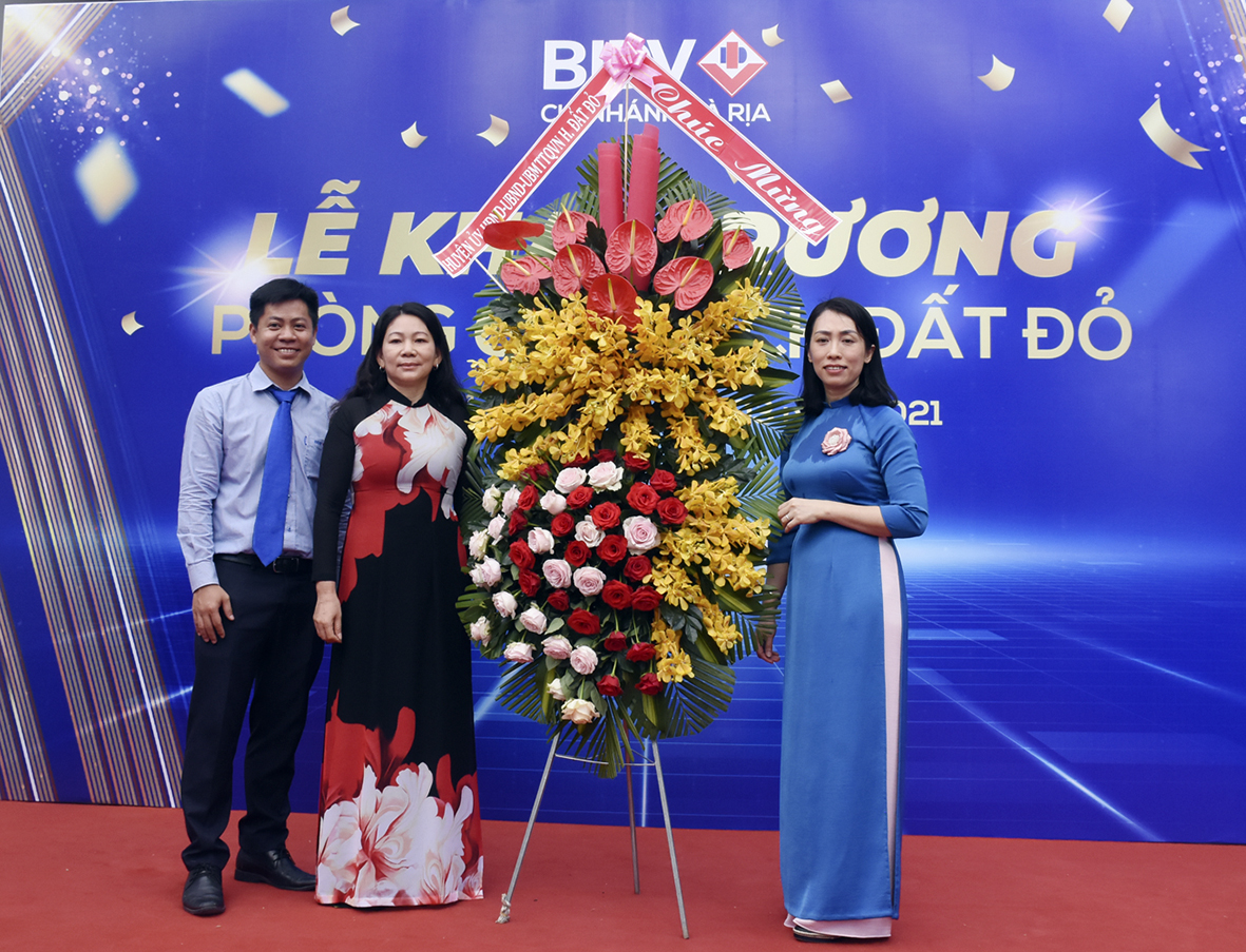 Bà Đỗ Thị Hồng, Phó Chủ tịch UBND huyện Đất Đỏ tặng hoa chúc mừng Phòng giao dịch Đất Đỏ.