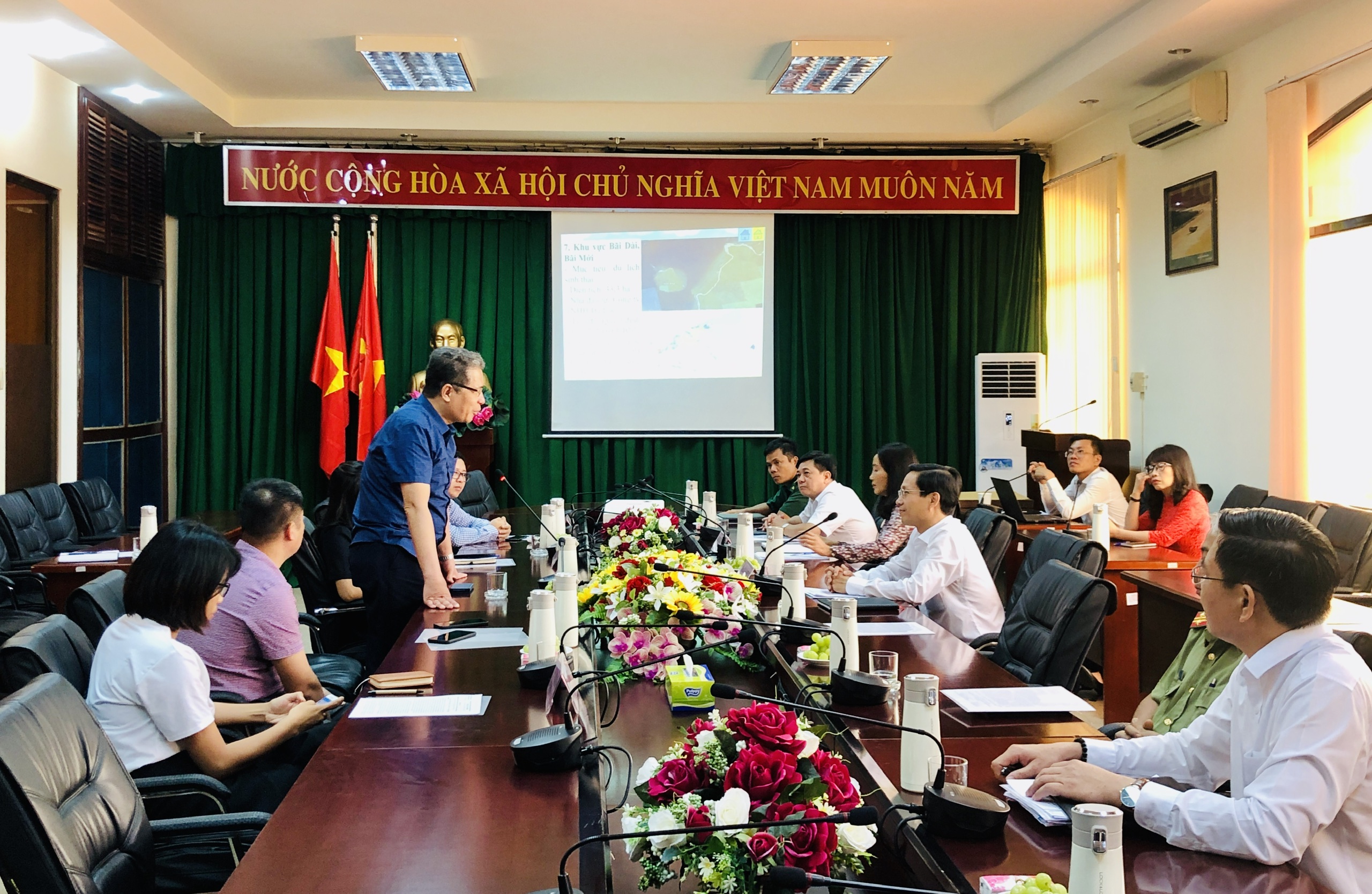 Thứ trưởng Bộ Ngoại giao Đặng Minh Khôi phát biểu tại buổi làm việc với huyện Côn Đảo. 