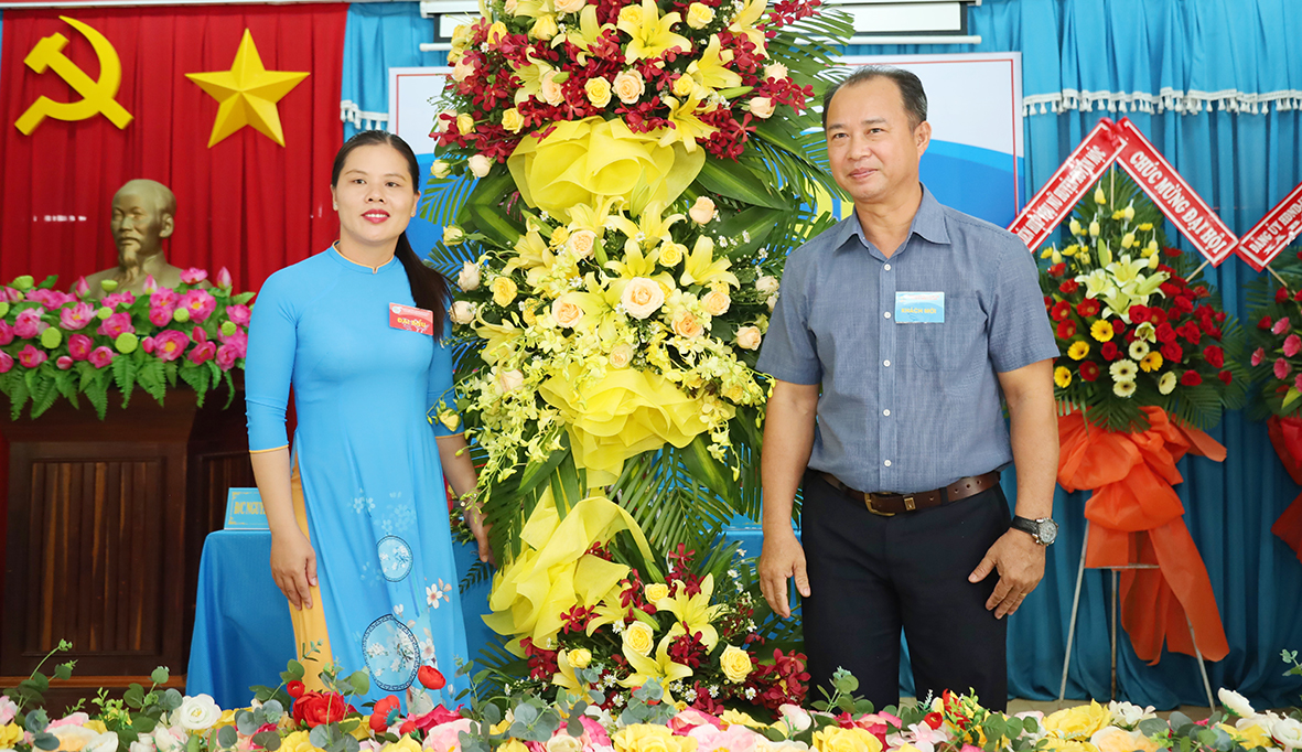 Ông Huỳnh Kim Sơn, Phó Bí thư Thường trực Huyện ủy Xuyên Mộc trao tặng lẵng hoa chúc mừng Đại hội.