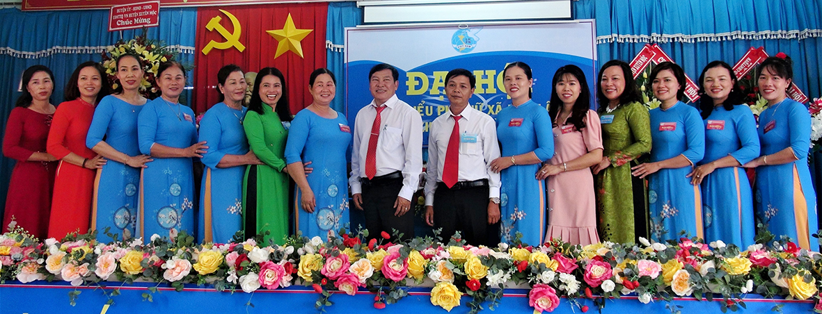 Ban Chấp hành Hội LHPN xã Bàu Lâm nhiệm kỳ 2021- 2026 ra mắt và chụp hình lưu niệm với các đại biểu tại Đại hội.