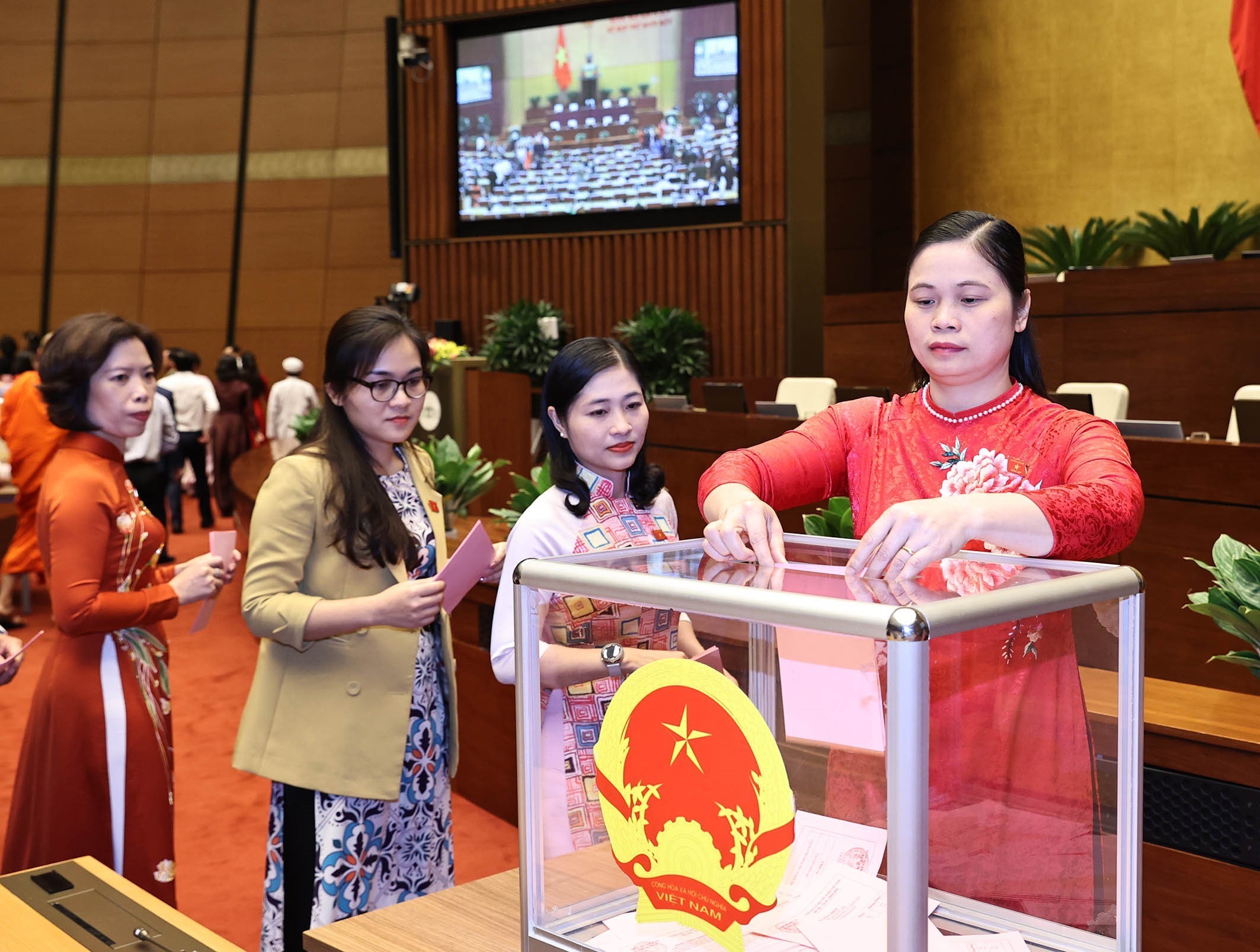 Các đại biểu Quốc hội bỏ phiếu miễn nhiệm Chủ tịch Quốc hội,  Chủ tịch Hội đồng bầu cử quốc gia. Ảnh: PHƯƠNG HOA