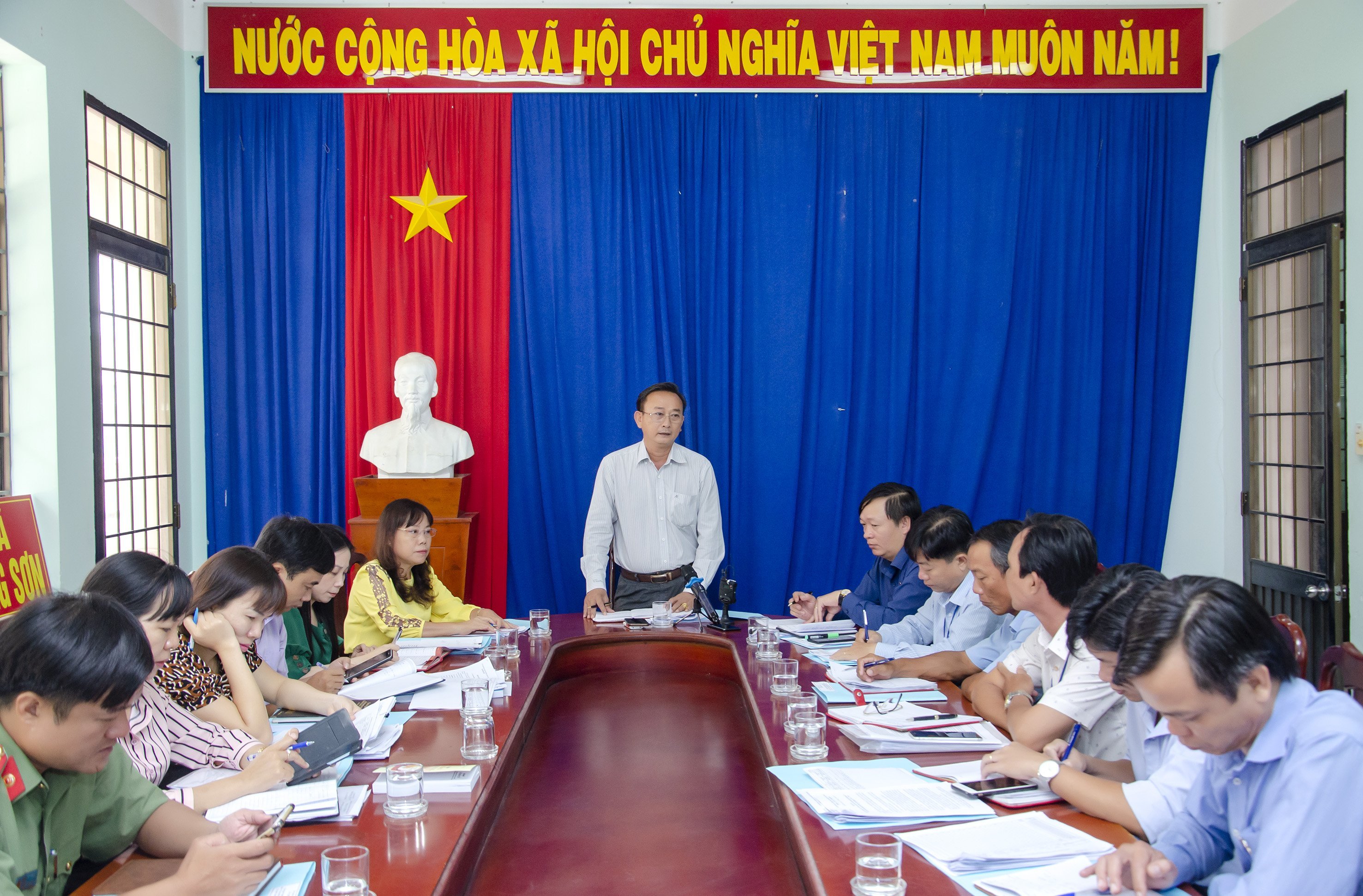 Ông Lê Hồng Ngọc, Phó Chủ tịch UBMTTQ Việt Nam tỉnh, Ủy viên UBBC tỉnh phát biểu tại buổi kiểm tra tại UBBC xã Long Sơn  (TP.Vũng Tàu).