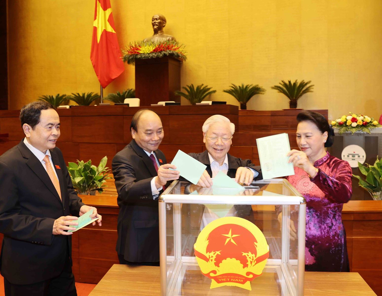 Tổng Bí thư, Chủ tịch nước Nguyễn Phú Trọng cùng các đồng chí lãnh đạo Đảng và Nhà nước bỏ phiếu bầu Chủ tịch Quốc hội, Chủ tịch Hội đồng bầu cử quốc gia. Ảnh: TTXVN