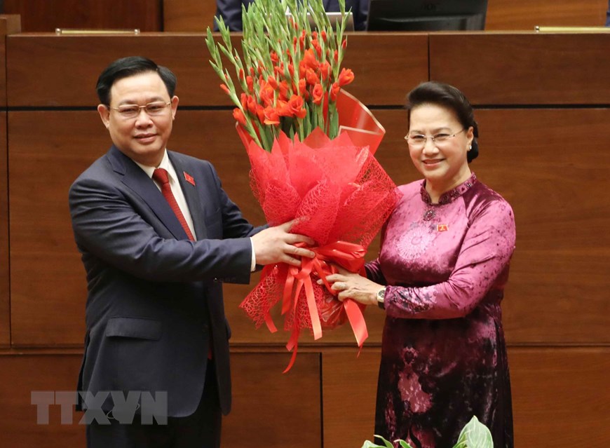 Nguyên Chủ tịch Quốc hội Nguyễn Thị Kim Ngân tặng hoa chúc mừng Chủ tịch Quốc hội  Vương Đình Huệ.