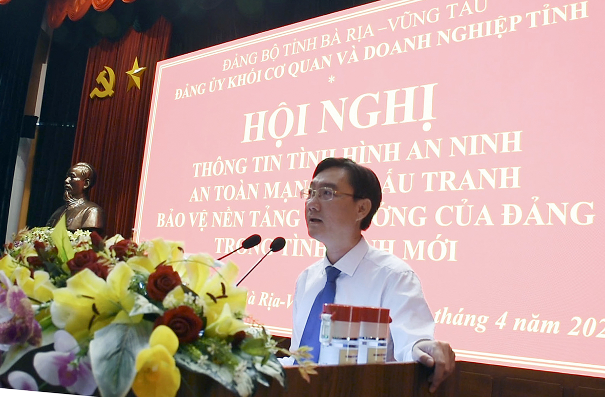 Ông Nguyễn Trường Giang Phó Bí thư Đảng ủy Khối Cơ quan và Doanh nghiệp tỉnh phát biểu khai mạc Hội nghị.