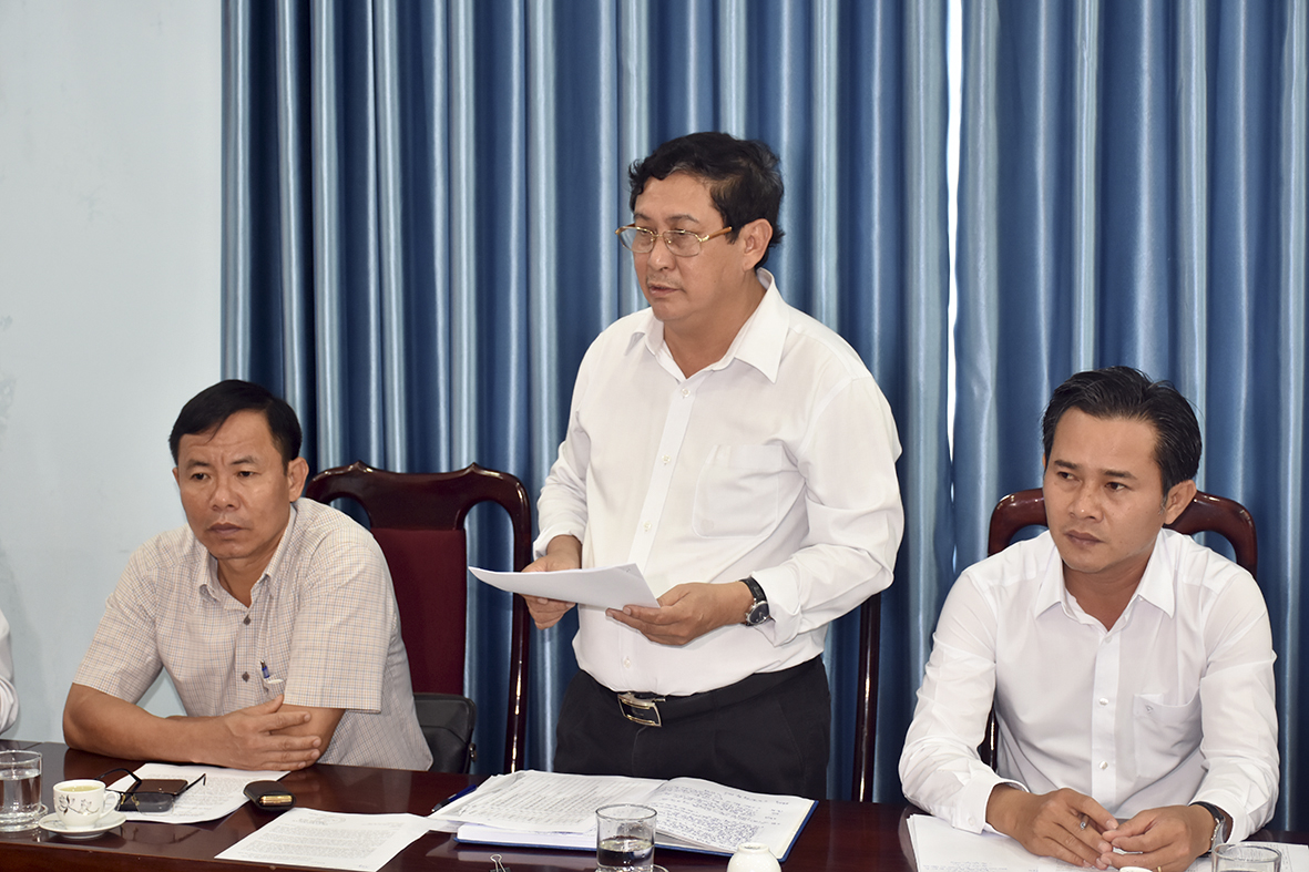 Đại diện UBBC phường Hắc Dịch báo cáo về công tác chuẩn bị bầu cử tại địa phương.