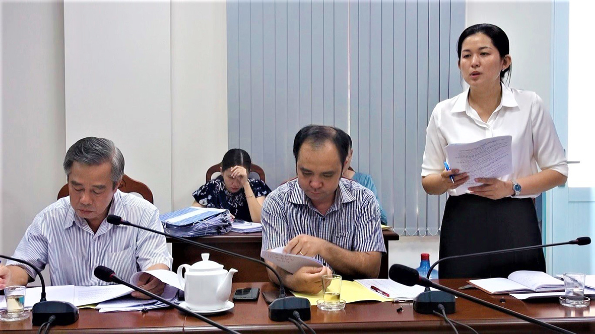 Bà Mã Lê Phương Thảo, Trưởng Phòng Nội vụ huyện đề nghị UBBC tỉnh sớm có hướng dẫn việc trang trí phòng bỏ phiếu mẫu.
