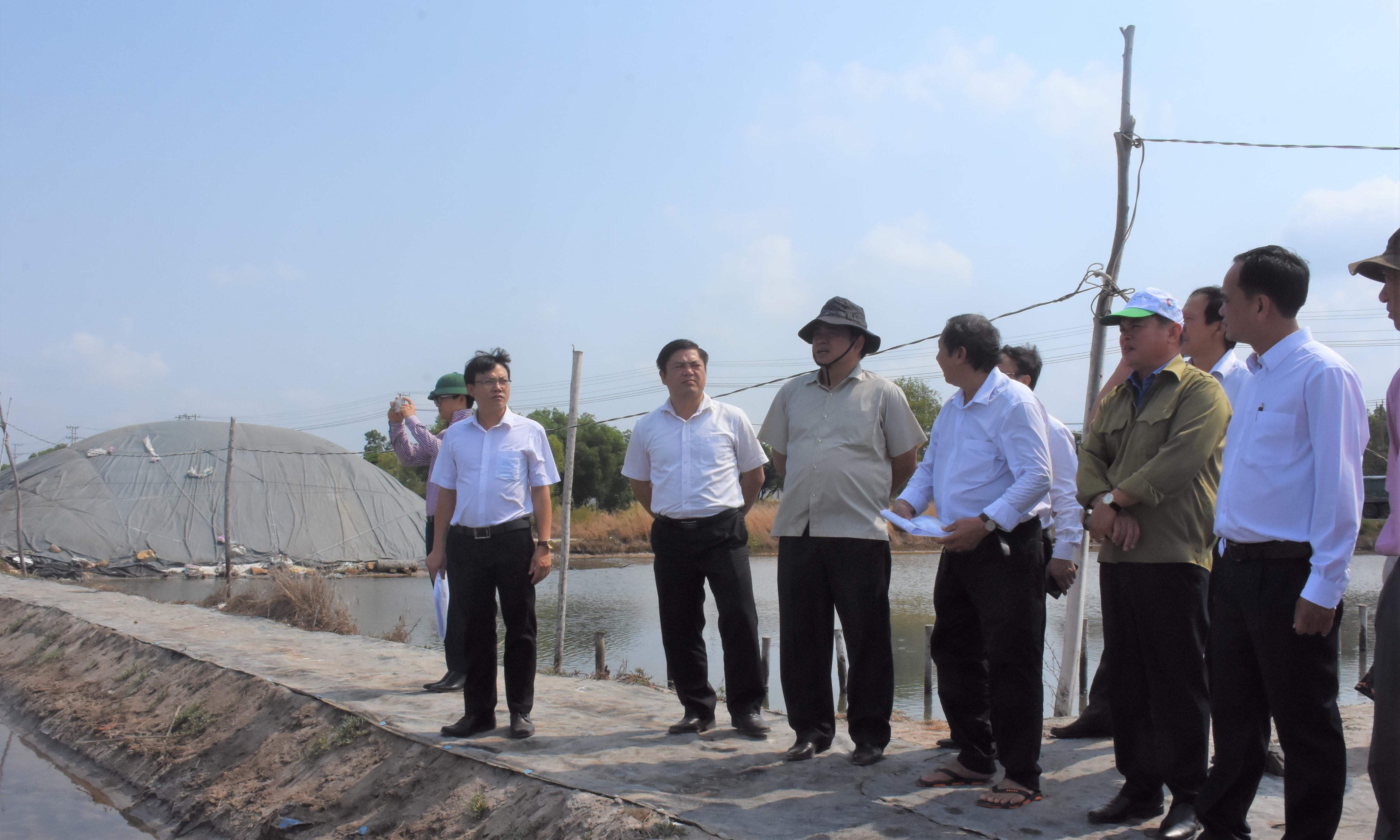 Thứ trường Bộ NN-PTNT Trần Thanh Nam tham quan vùng sản xuất muối tại xã An Ngãi, huyện Long Điền.