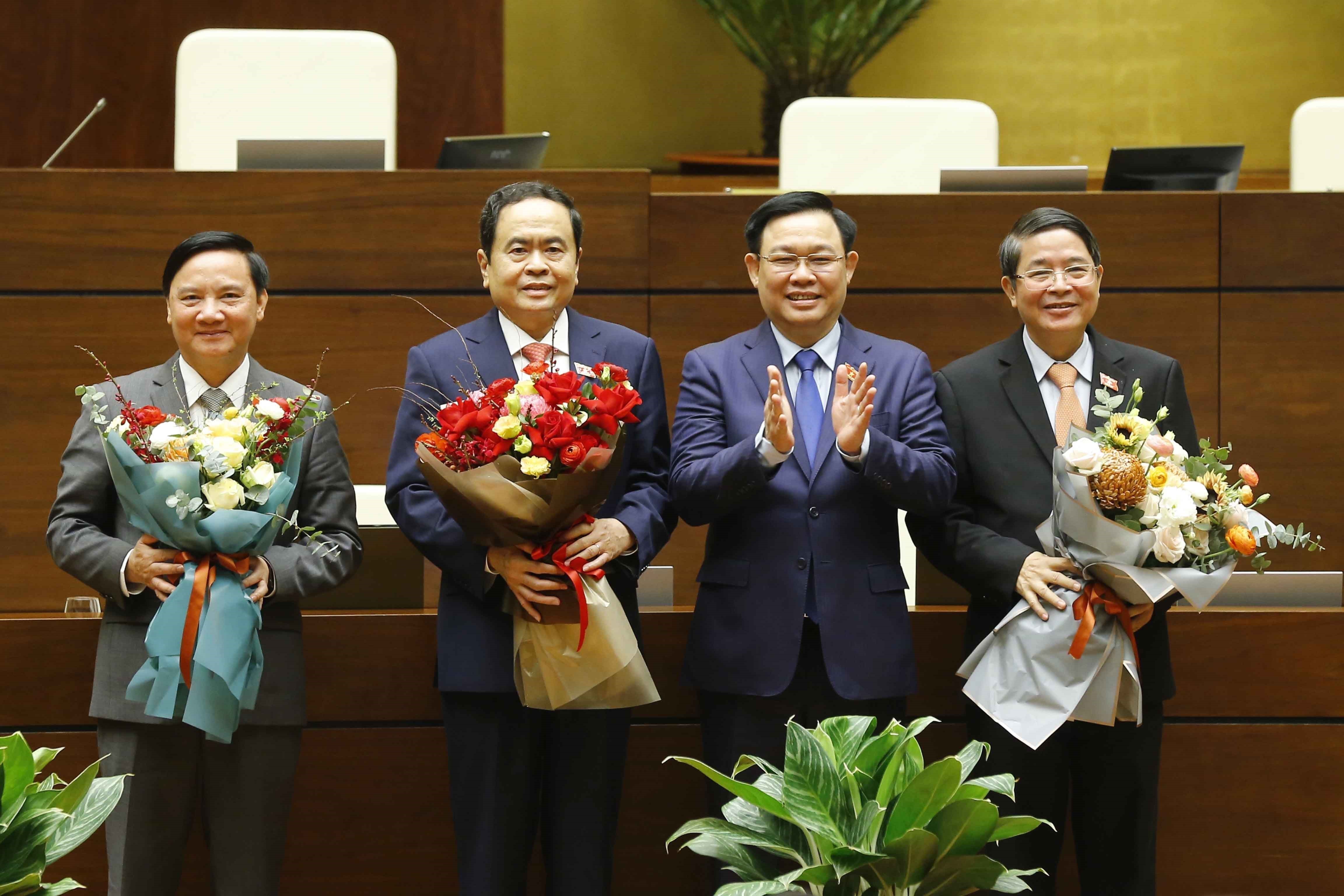 Chủ tịch Quốc hội Vương Đình Huệ tặng hoa chúc mừng các Phó Chủ tịch Trần Thanh Mẫn, Nguyễn Khắc Định và Nguyễn Đức Hải. Ảnh: DOÃN TẤN 