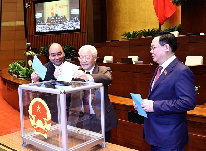 Tổng Bí thư, Chủ tịch nước Nguyễn Phú Trọng và các lãnh đạo Đảng, Nhà nước bỏ phiếu miễn nhiệm Thủ tướng Chính phủ. Ảnh: TTXVN