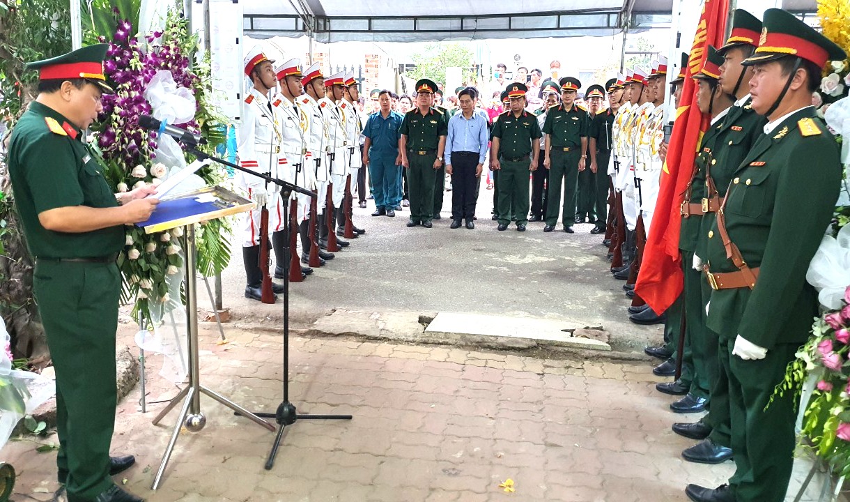 Lãnh đạo Bộ CHQS tỉnh, Ban CHQS TX. Phú Mỹ, chính quyền địa phương tham dự lễ truy điệu Thiếu tá Nguyễn Thành Trí.