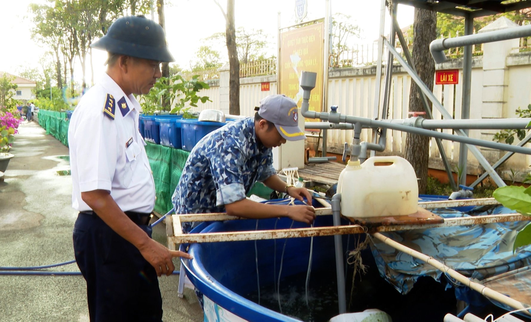 Cán bộ, chiến sĩ Đoàn Đặc nhiệm phòng, chống tội phạm ma túy số 3 kiểm tra bể nuôi cá.