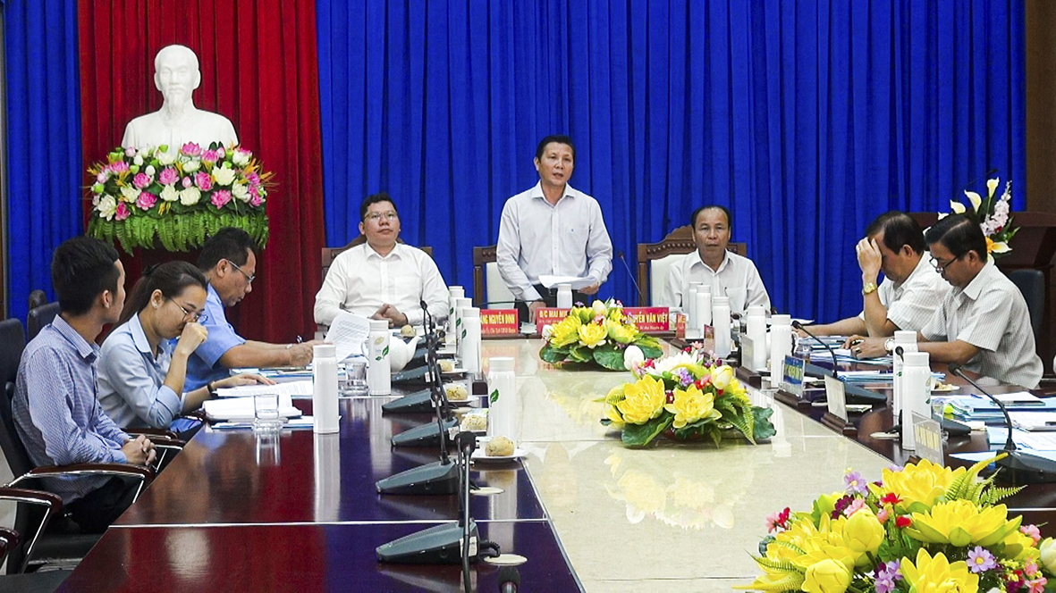 Ông Mai Minh Quang, Chủ tịch Hội Nông dân tỉnh, Ủy viên UBBC tỉnh phát biểu tại buổi làm việc với UBBC huyện Châu Đức.