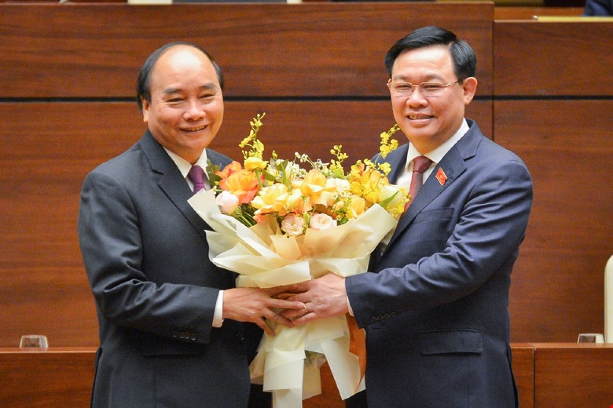 Chủ tịch Quốc hội Vương Đình Huệ chúc mừng Thủ tướng Nguyễn Xuân Phúc hoàn thành xuất sắc nhiệm vụ.