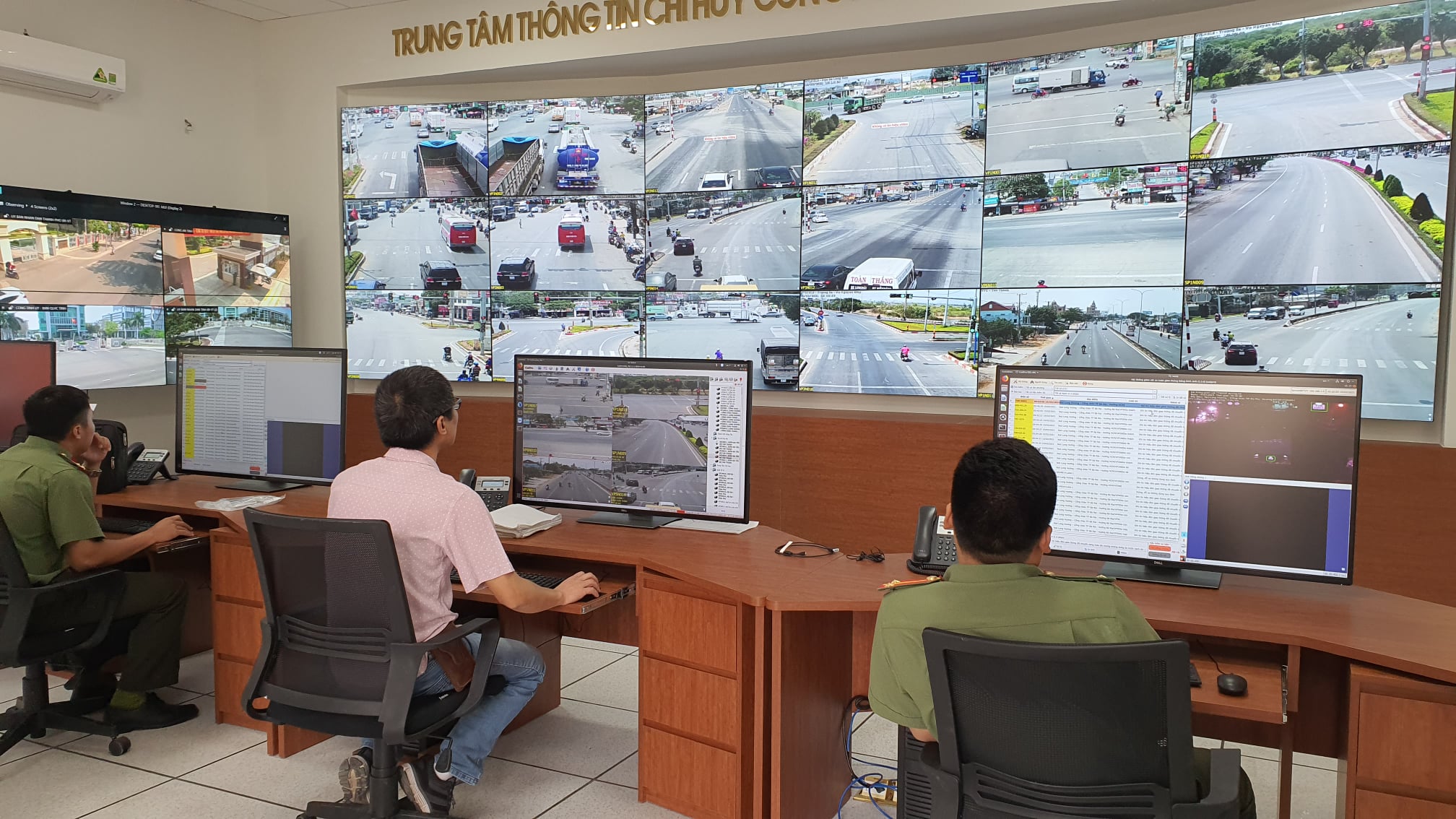 Từ ngày 6/4, Công an tỉnh sẽ khai trương, đưa vào vận hành hệ thống giao thông thông minh, giám sát tự động bằng camera trên Quốc lộ 51. Ảnh chụp tại Trung tâm thông tin chỉ huy, Công an tỉnh.