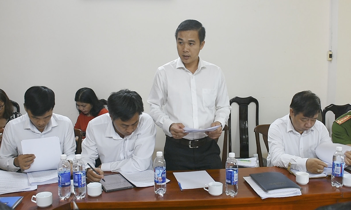 Ông Trần Mạnh Toàn, Chủ tịch UBND xã Hòa Long báo cáo với Đoàn kiểm tra về công tác chuẩn bị bầu cử tại địa phương.