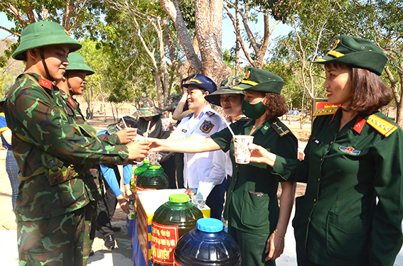 Đoàn viên,  thanh niên và hội viên phụ nữ Bộ CHQS tỉnh phát nước giải khát cho chiến sĩ mới tại thao trường Trung đoàn Minh Đạm.