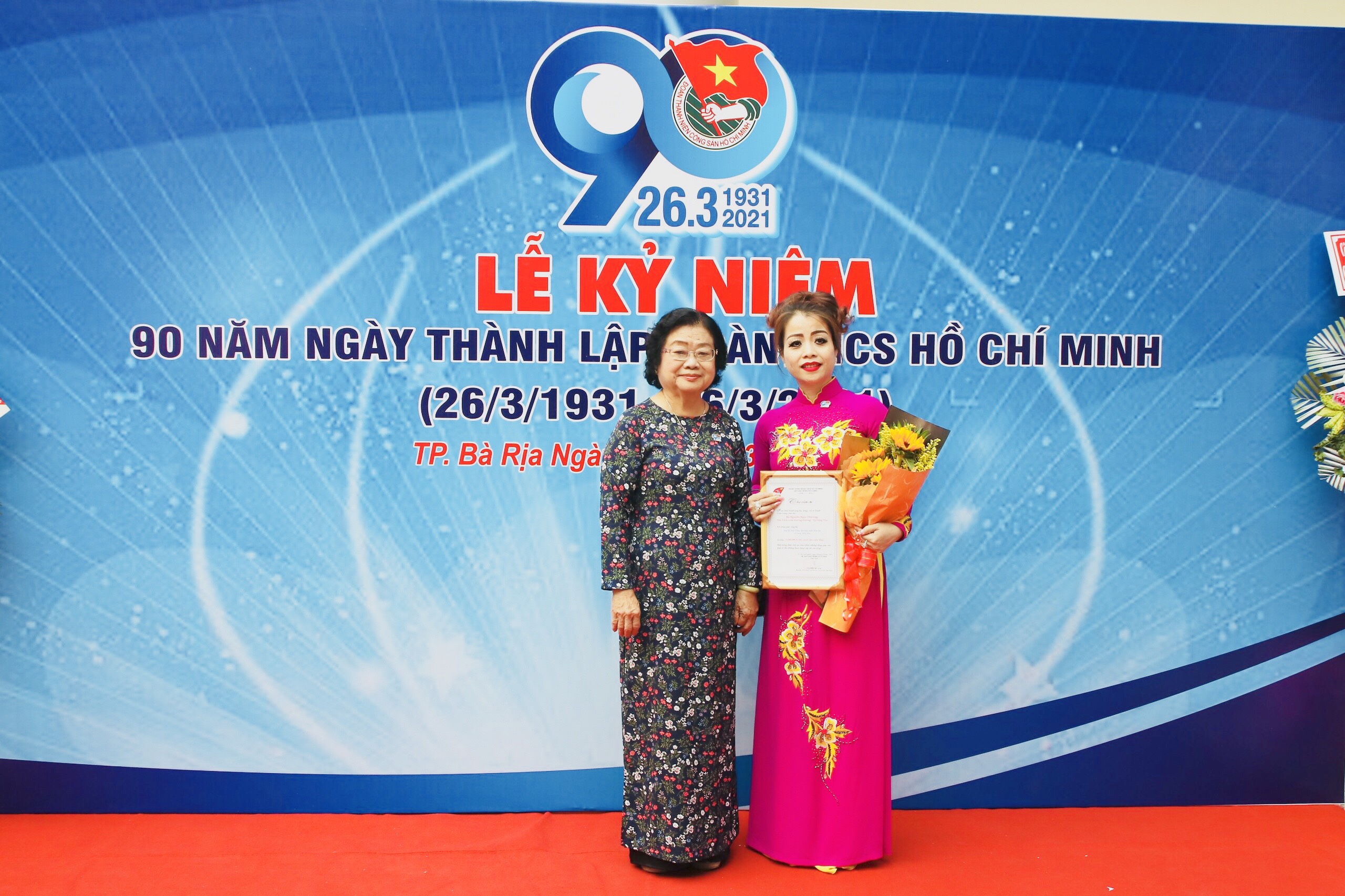 Bà Trương Mỹ Hoa, nguyên Bí thư Trung ương Đảng, nguyên Chủ tịch nước, Chủ tịch Quỹ học bổng Vừ A Dính, Chủ nhiệm CLB 