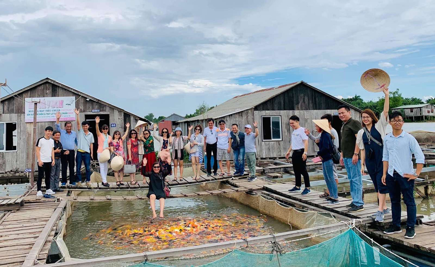  Du khách tham quan khu nuôi cá tại Cồn Sơn, Cần Thơ. Tour do Lữ hành Saigontourist tổ chức.