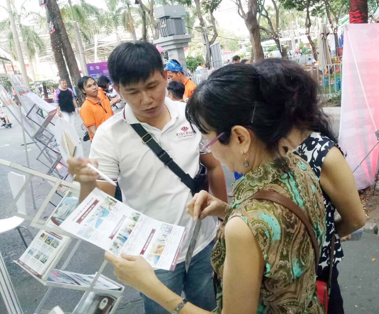 Du khách tìm hiểu thông tin dịch vụ của các DN BR-VT tại Ngày hội Du lịch TP.Hồ Chí Minh 2020.
