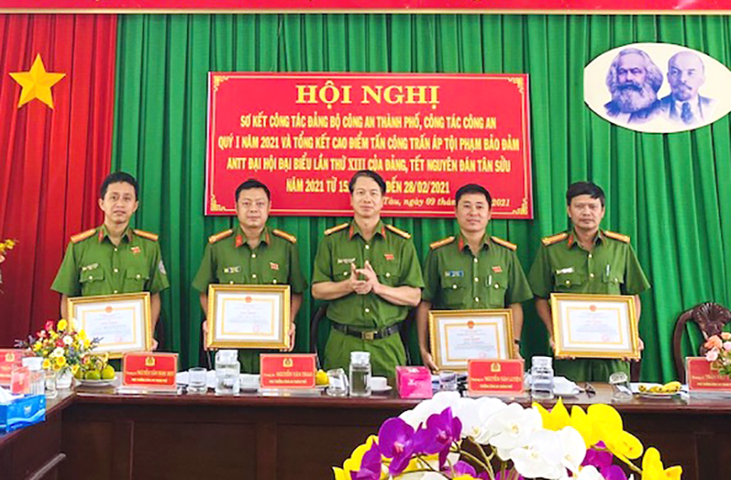 Thượng tá Nguyễn Văn Luyện, Trưởng Công an TP. Vũng Tàu (đứng giữa) trao giấy khen cho các tập thể và cá nhân.