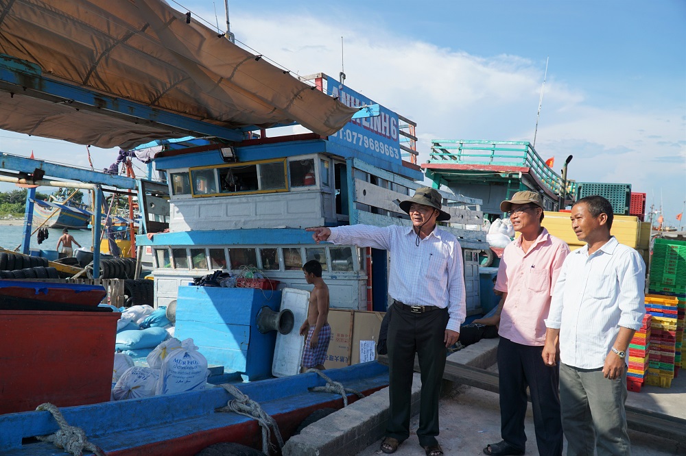Đội tàu của HTX Dịch vụ khai thác thủy sản Quyết Thắng, xã Phước Tỉnh, huyện Long Điền không ngừng phát triển. Trong ảnh: Ông Nguyễn Trính, Giám đốc HTX cùng các thành viên kiểm tra tàu.