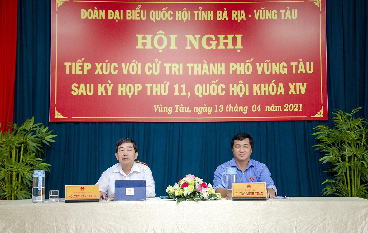 Các đại biểu: Nguyễn Văn Tuyết, Phó Chủ nhiệm Ủy ban Văn hóa, Giáo dục, Thanh niên, Thiếu niên và Nhi đồng của Quốc hội; Dương Minh Tuấn, Phó Trưởng Đoàn ĐBQH tỉnh TXCT TP. Vũng Tàu.